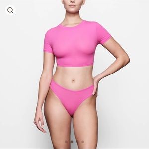 Fits everybody super cropped t-shirt